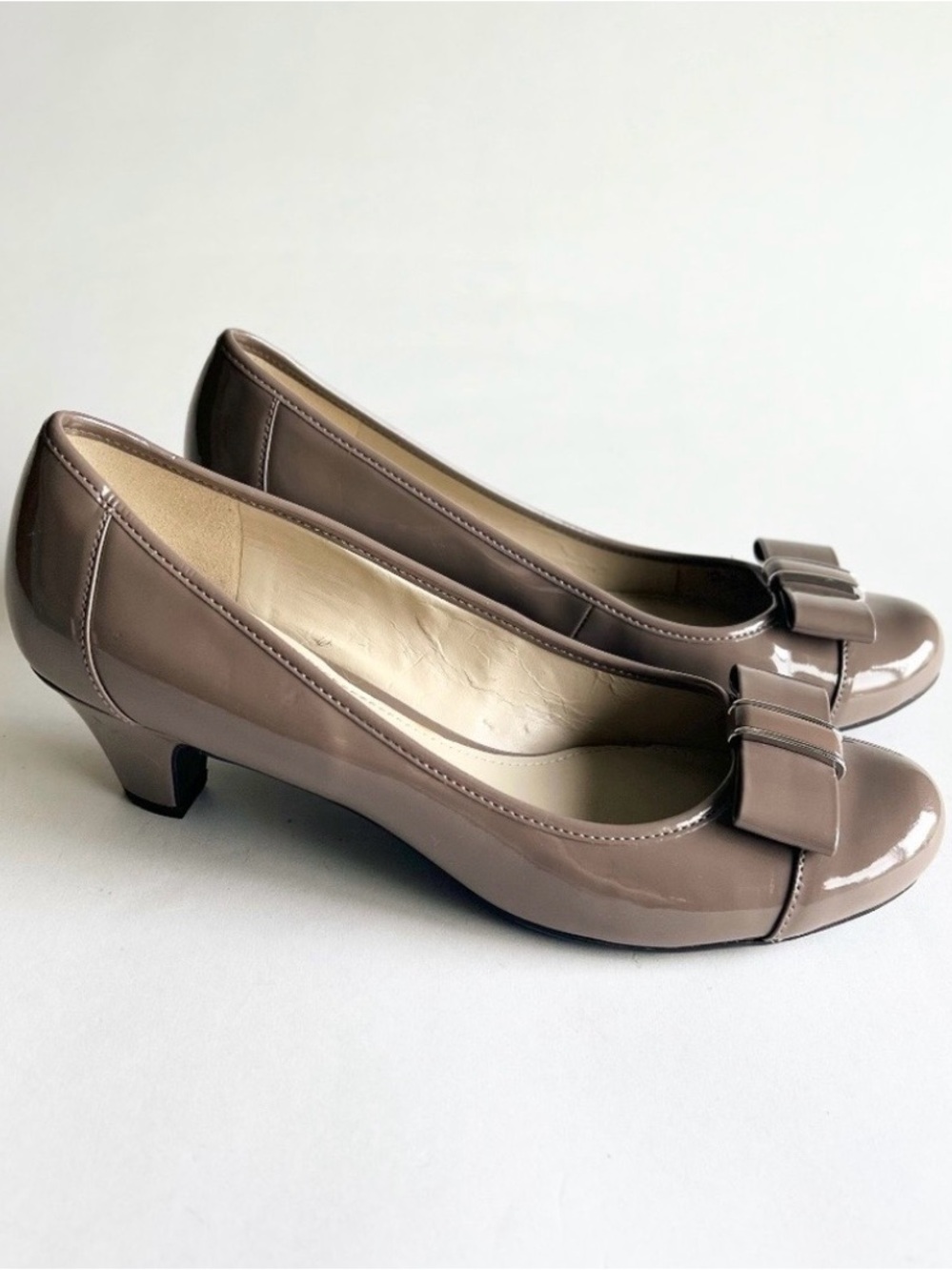 Naturalizer Grey Brown Patent Leather Bow Pumps size 8.5.